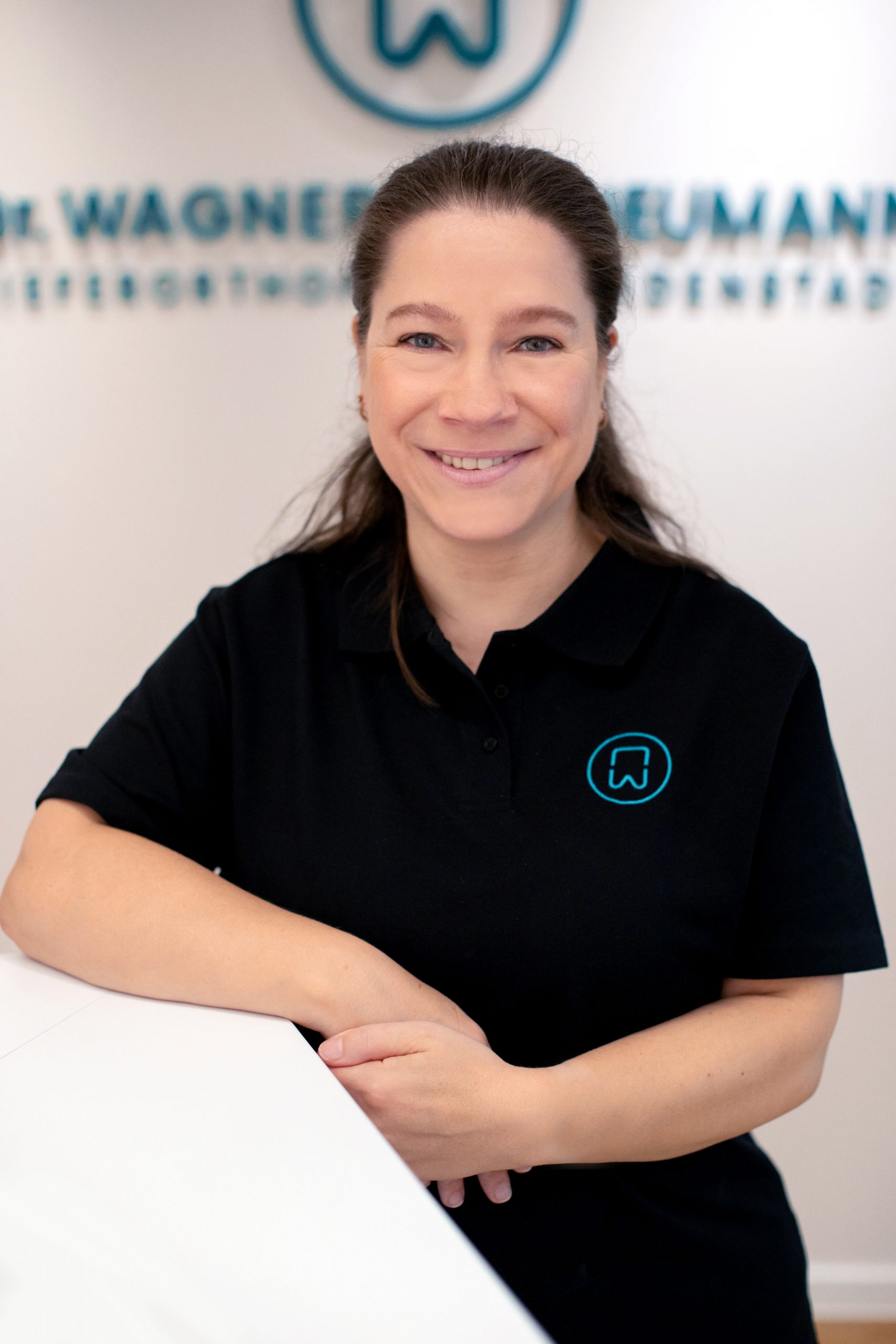 Teammitglied Ramona, Kieferorthopädie Wiesbaden-Nordenstadt, Dr. Annika Wagner & Dr. Claudia Neumann Teammitglied Ramona, Kieferorthopädie Wiesbaden-Nordenstadt, Dr. Annika Wagner & Dr. Claudia Neumann