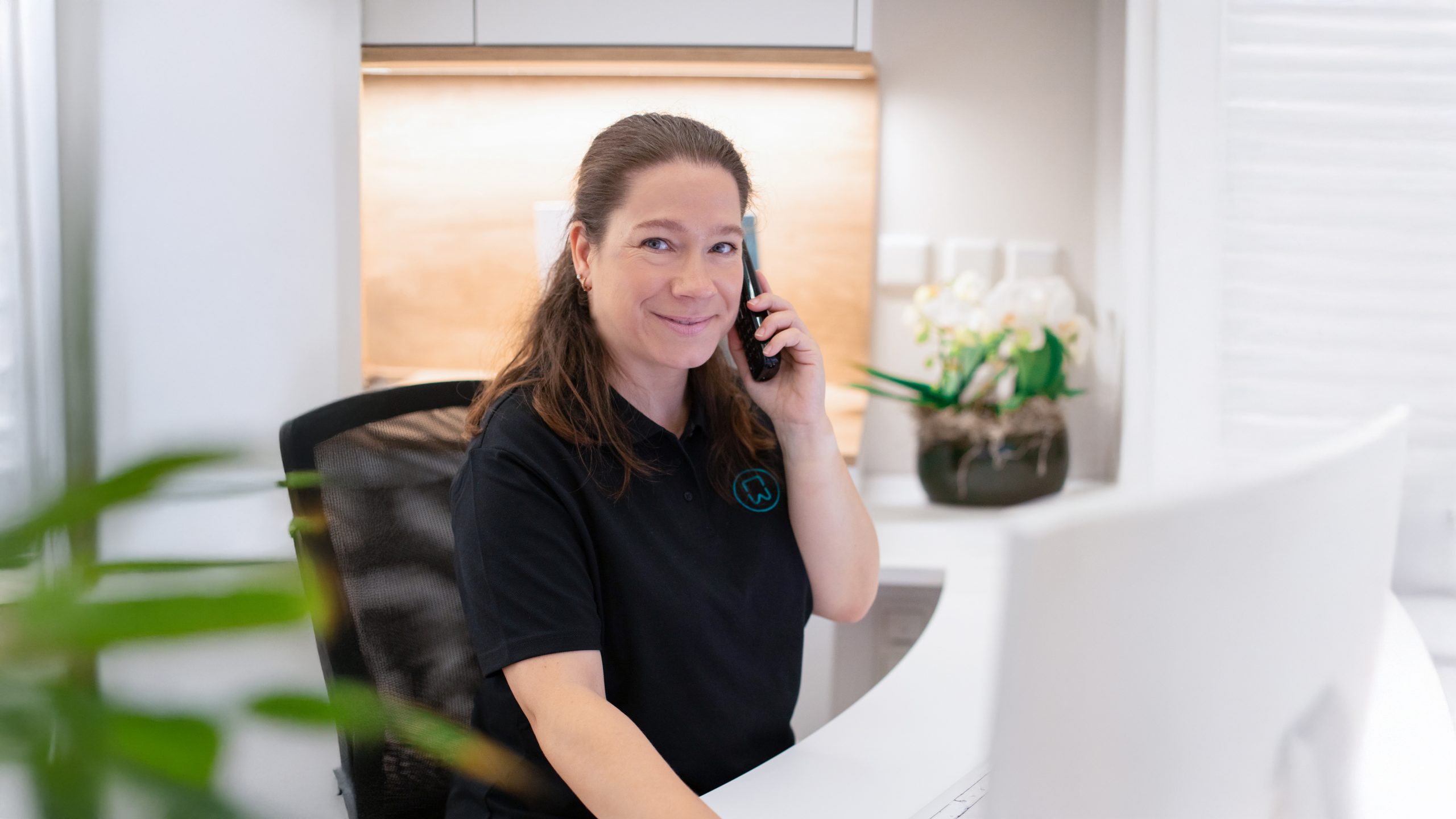 Dame am Empfang, Kieferorthopädie Wiesbaden-Nordenstadt, Dr. Annika Wagner & Dr. Claudia Neumann