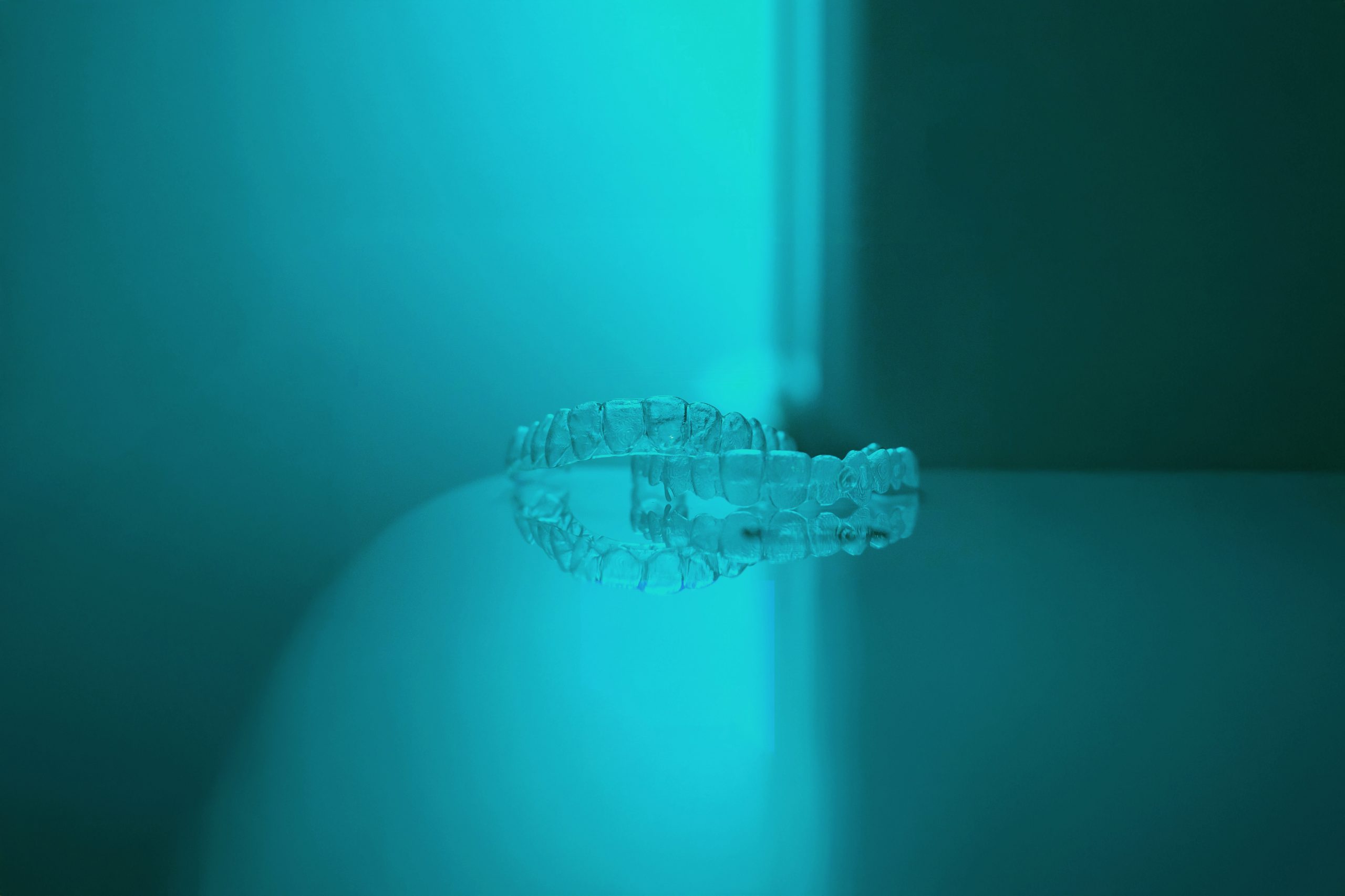 Transparente Zahnschienen der Marke Angel Aligner, Kieferorthopädie Wiesbaden-Nordenstadt, Dr. Annika Wagner & Dr. Claudia Neumann